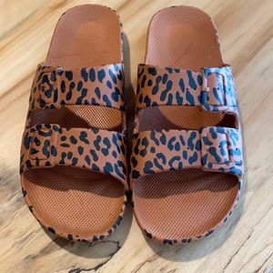 Moses leopard sandal